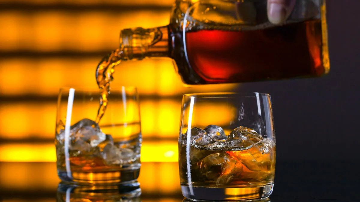 Dekhiye humara ultimate guide top 10 saste whiskey brands in India ke liye jo apke budget mein fit honge. Imperial Blue se lekar Sterling Reserve B-10 tak, humne sab kuch cover kiya hai