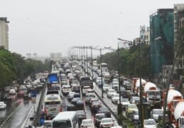 Mumbai-Pune Expressway par weekend ke dauran 10 km lambi traffic jam hui jisme hazaro gaadiya phasi rahi.