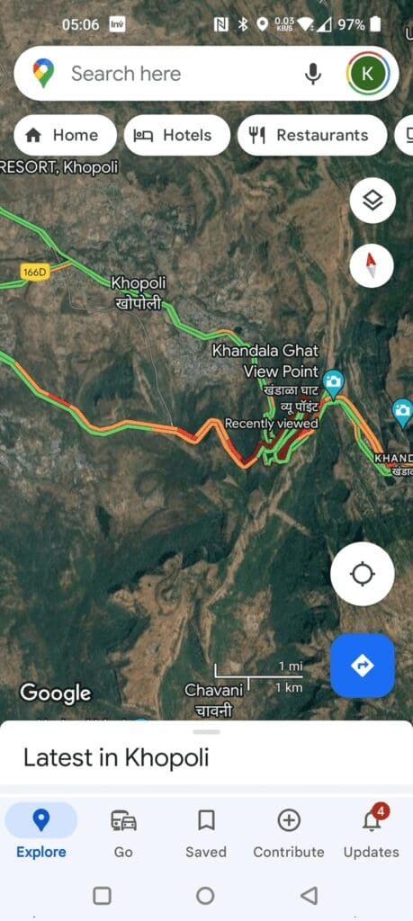 Mumbai-Pune Expressway par weekend ke dauran 10 km lambi traffic jam hui jisme hazaro gaadiya phasi rahi.